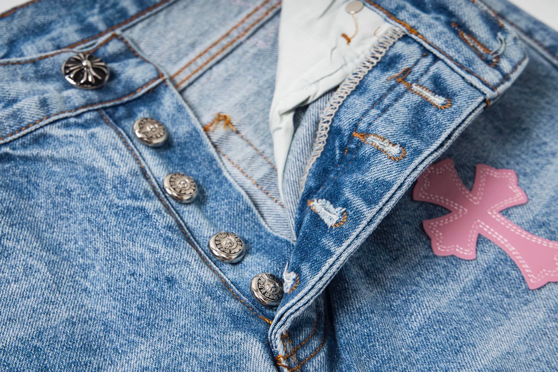 P270 💰 (Top version) Chrome Hearts 25FW CH Blue Pants Pink Leather Cross Bamboo Jeans. It adopts patchwork elements, mostly in the shape of a cross, with glitter on the leather surface. Unique design, simple and elegant details, exquisite workmanship, neat lines of the entire trousers, and perfect details! It’s so cool. It’s a genderless trend that both men and women can easily control. Look for the correct version. Color: blue pants and pink leather. Size: 28-30-32-34-36 (corresponds to S-M-L-XL-XXL)